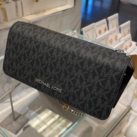 Michael Kors Jet Set Large Signature Logo Tri-Fold Wallet
Black 
NWT - Picture 11 of 16